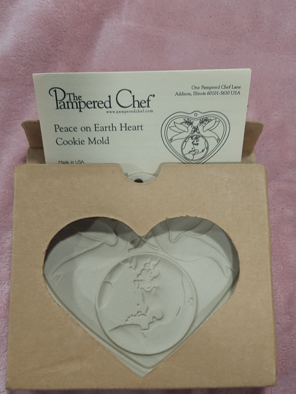 NIB Pampered Chef "Peace On Earth" Heart Cookie Mold